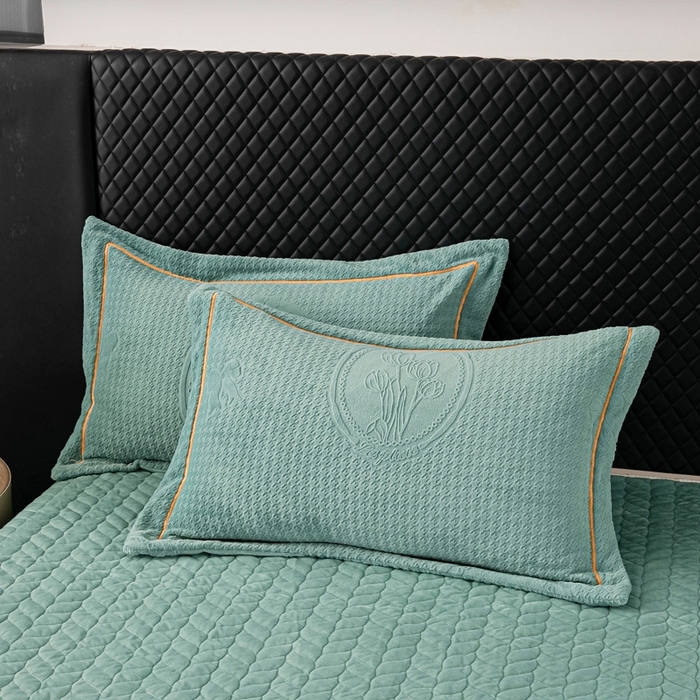 91家纺网 家纺一手货源 找家纺 畅畅家纺 2025新款冬季12斤加厚轻奢款230克全消光立体雕花牛奶绒夹棉床盖四件套 轻奢花语-绿