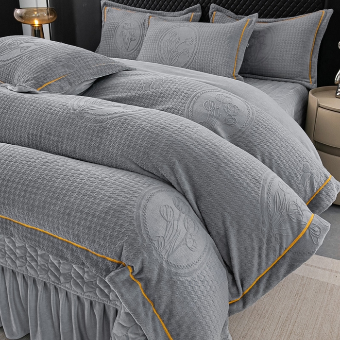 91家纺网 家纺一手货源 找家纺 畅畅家纺 2025新款冬季12斤加厚轻奢款230克全消光立体雕花牛奶绒夹棉床盖四件套 轻奢花语-深灰