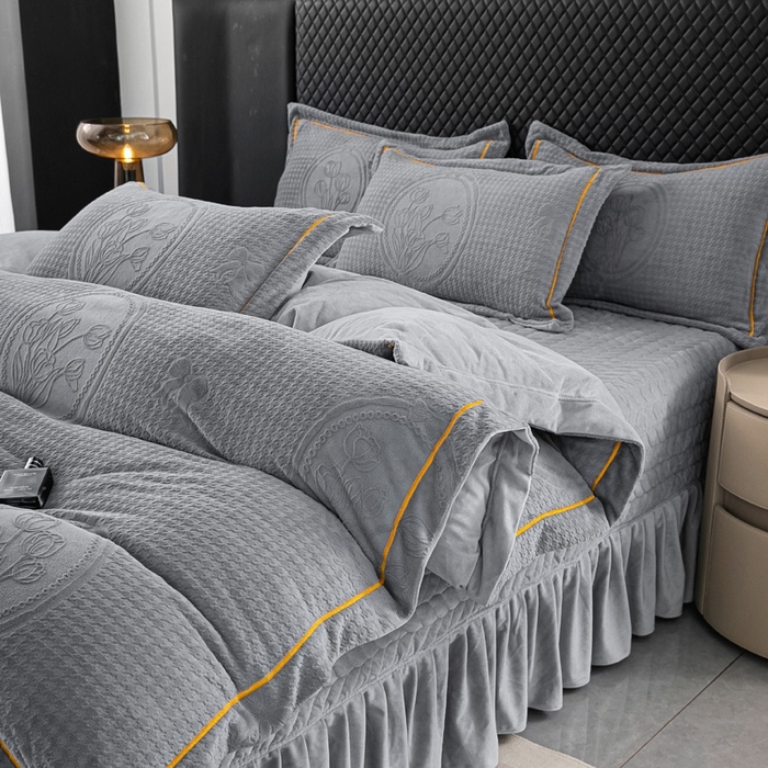 91家纺网 家纺一手货源 找家纺 畅畅家纺 2025新款冬季12斤加厚轻奢款230克全消光立体雕花牛奶绒夹棉床盖四件套 轻奢花语-深灰