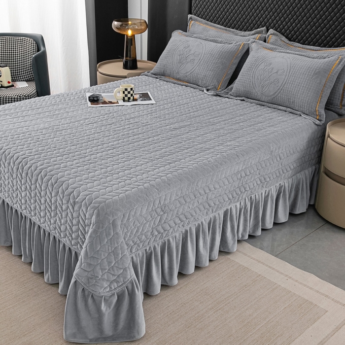 91家纺网 家纺一手货源 找家纺 畅畅家纺 2025新款冬季12斤加厚轻奢款230克全消光立体雕花牛奶绒夹棉床盖四件套 轻奢花语-深灰