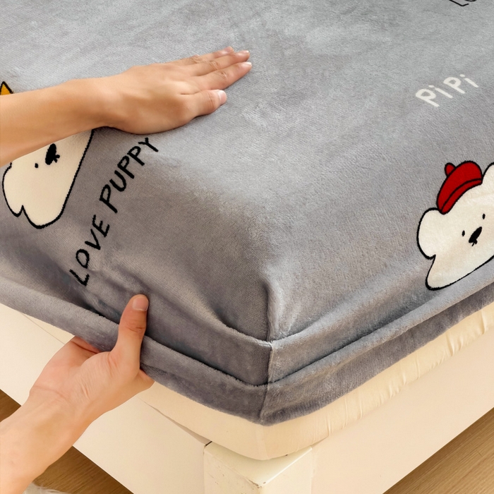 91家纺网 家纺一手货源 找家纺 艾橙家纺 2025秋冬新款高克重牛奶绒印花床笠单品床笠床笠单件 皮皮熊-灰