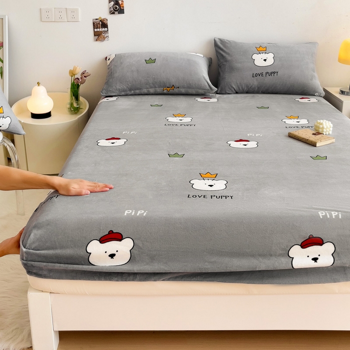 91家纺网 家纺一手货源 找家纺 艾橙家纺 2025秋冬新款高克重牛奶绒印花床笠单品床笠床笠单件 皮皮熊-灰