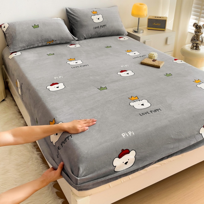 91家纺网 家纺一手货源 找家纺 艾橙家纺 2025秋冬新款高克重牛奶绒印花床笠单品床笠床笠单件 皮皮熊-灰