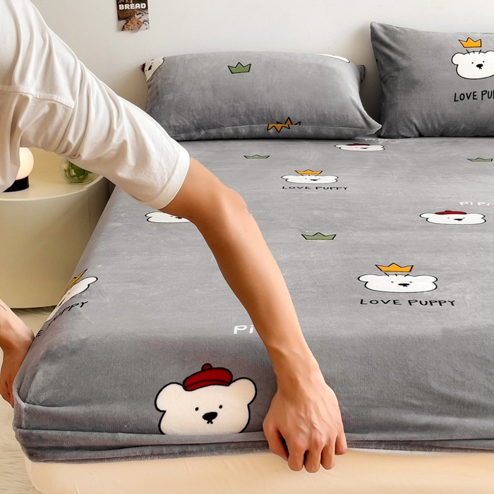 91家纺网 家纺一手货源 找家纺 艾橙家纺 2025秋冬新款高克重牛奶绒印花床笠单品床笠床笠单件 皮皮熊-灰