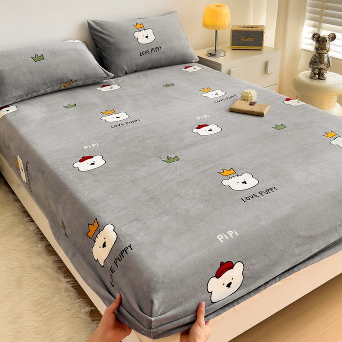 91家纺网 家纺一手货源 找家纺 艾橙家纺 2025秋冬新款高克重牛奶绒印花床笠单品床笠床笠单件 皮皮熊-灰