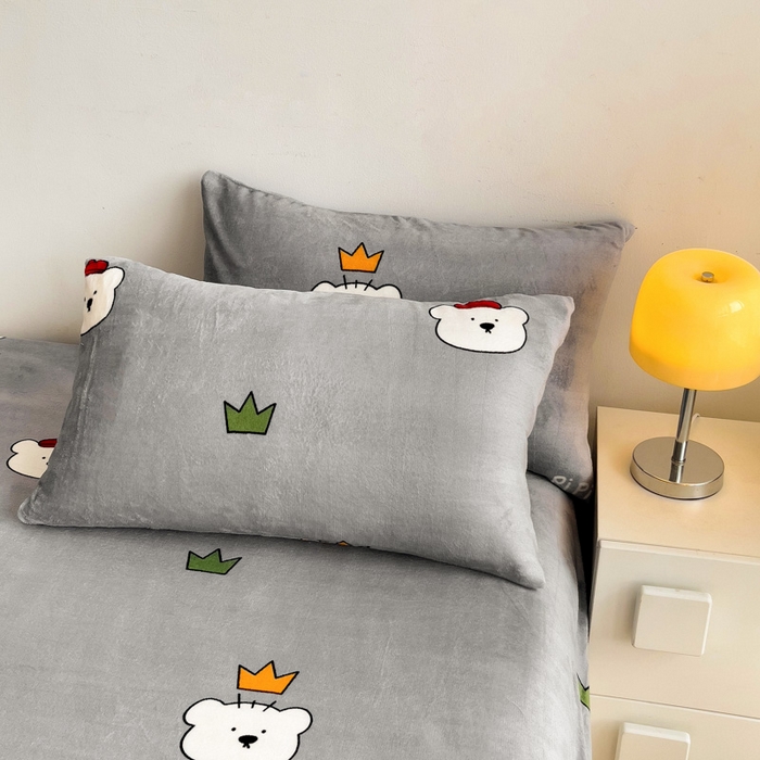 91家纺网 家纺一手货源 找家纺 艾橙家纺 2025秋冬新款高克重牛奶绒印花床笠单品床笠床笠单件 皮皮熊-灰