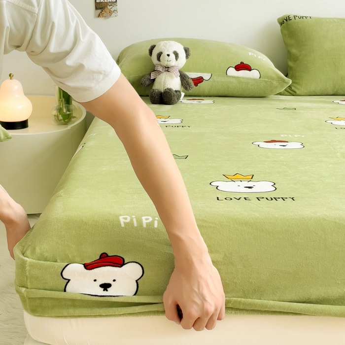 91家纺网 家纺一手货源 找家纺 艾橙家纺 2025秋冬新款高克重牛奶绒印花床笠单品床笠床笠单件 皮皮熊-绿