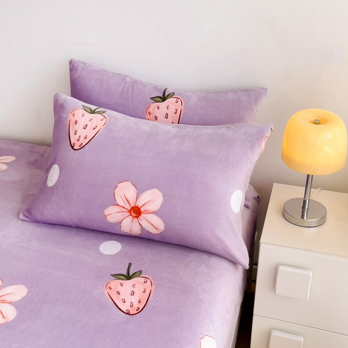 91家纺网 家纺一手货源 找家纺 艾橙家纺 2025秋冬新款高克重牛奶绒印花床笠单品床笠床笠单件 香妃草莓