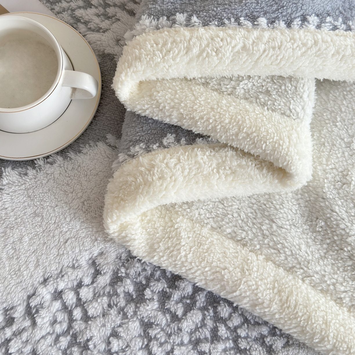 91家纺网 家纺一手货源 找家纺 畅畅家纺 2025新款加厚羊羔绒阳离子双层盖毯舒棉绒毛毯春秋冬夏盖毯 拉斐尔-浅灰