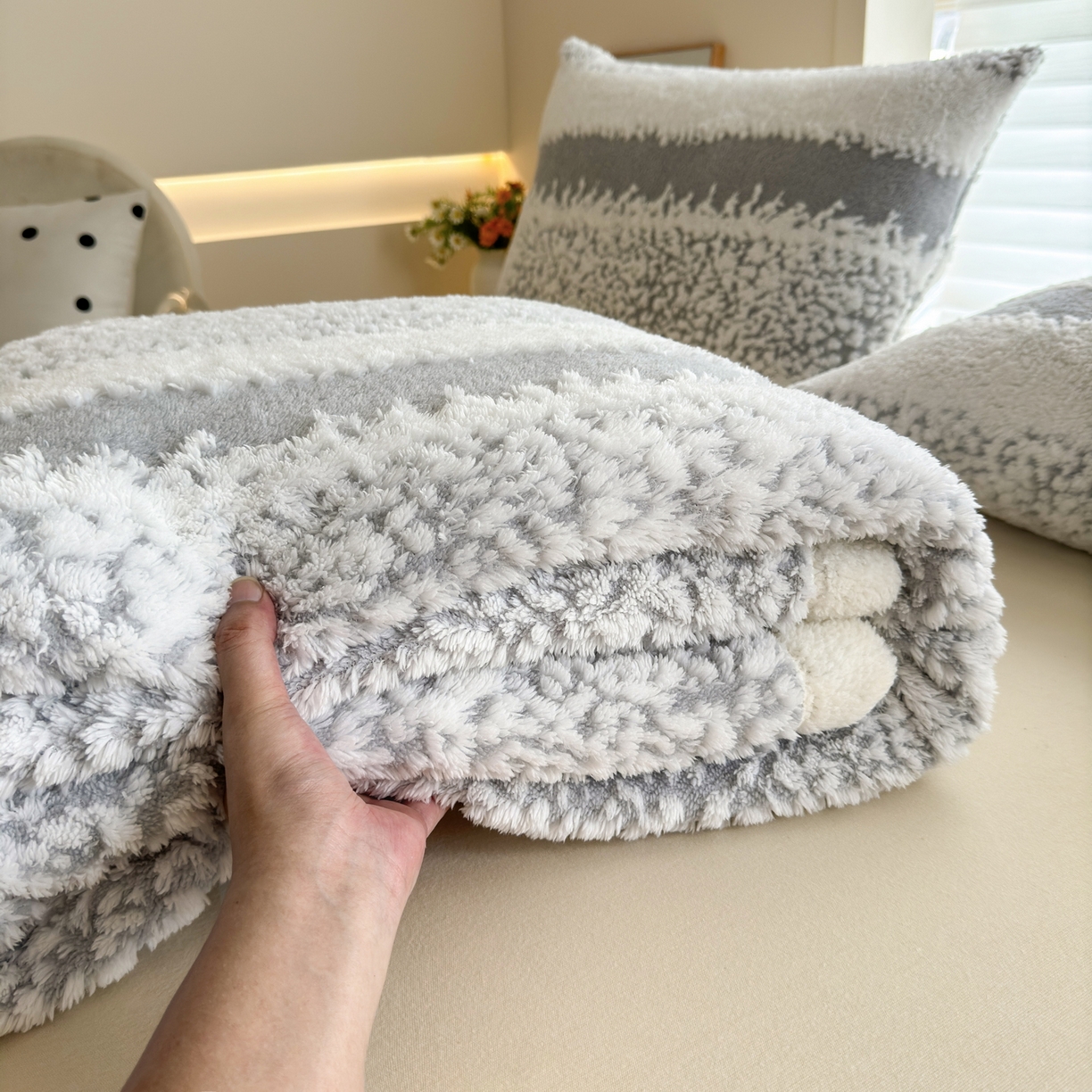 91家纺网 家纺一手货源 找家纺 畅畅家纺 2025新款加厚羊羔绒阳离子双层盖毯舒棉绒毛毯春秋冬夏盖毯 拉斐尔-浅灰