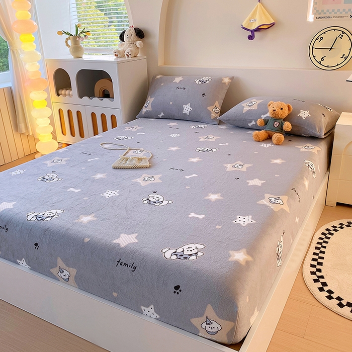 91家纺网 家纺一手货源 找家纺 艾橙家纺 2025秋冬新款高克重牛奶绒印花床笠单品床笠床笠单件 星际宝贝