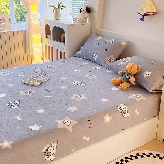 91家纺网 家纺一手货源 找家纺 艾橙家纺 2025秋冬新款高克重牛奶绒印花床笠单品床笠床笠单件 星际宝贝