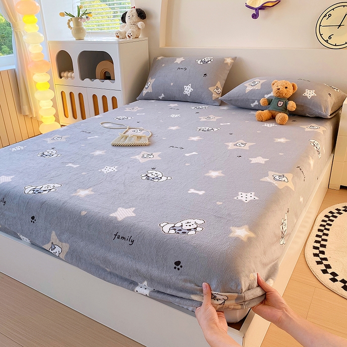 91家纺网 家纺一手货源 找家纺 艾橙家纺 2025秋冬新款高克重牛奶绒印花床笠单品床笠床笠单件 星际宝贝