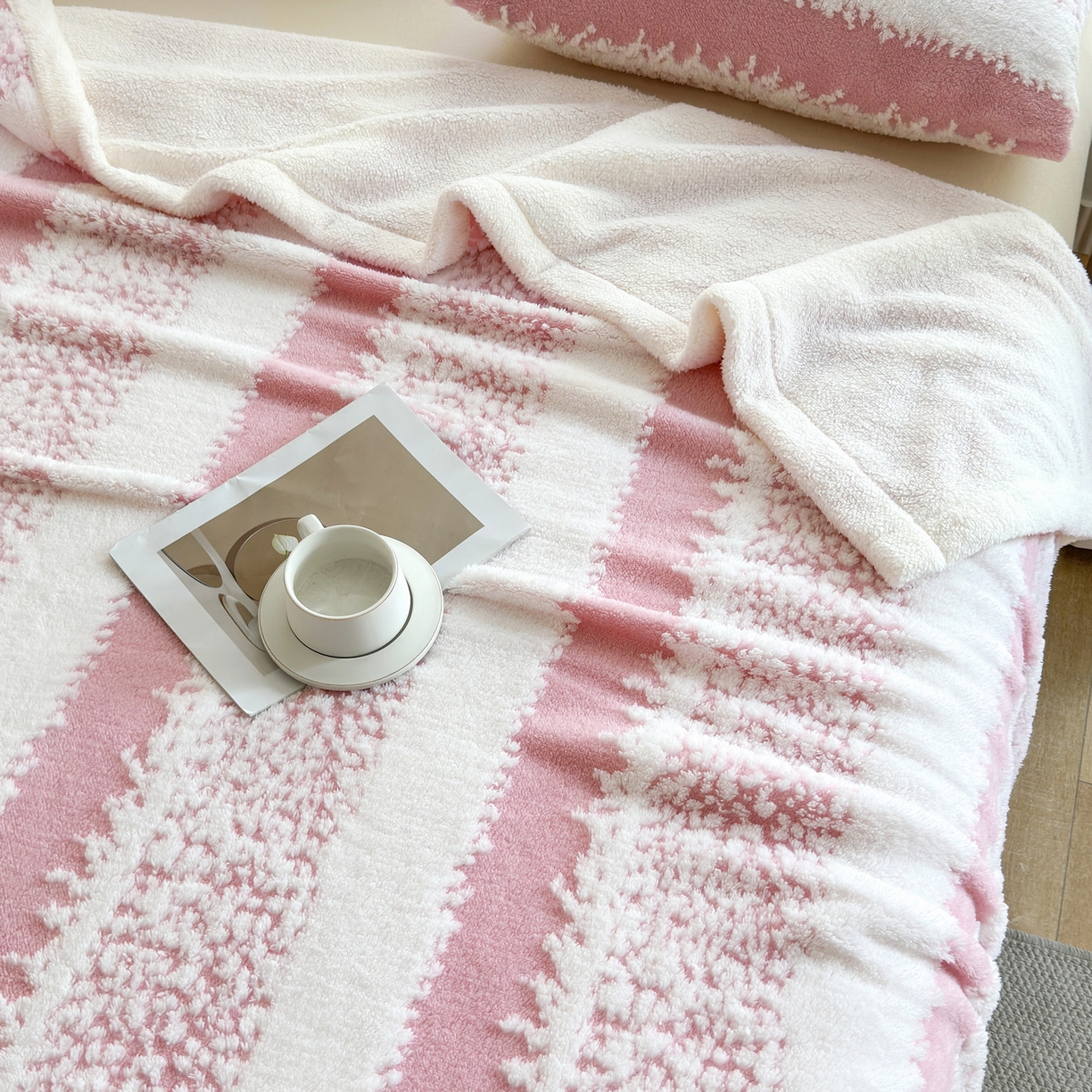 91家纺网 家纺一手货源 找家纺 畅畅家纺 2025新款加厚羊羔绒阳离子双层盖毯舒棉绒毛毯春秋冬夏盖毯 拉斐尔-桃粉