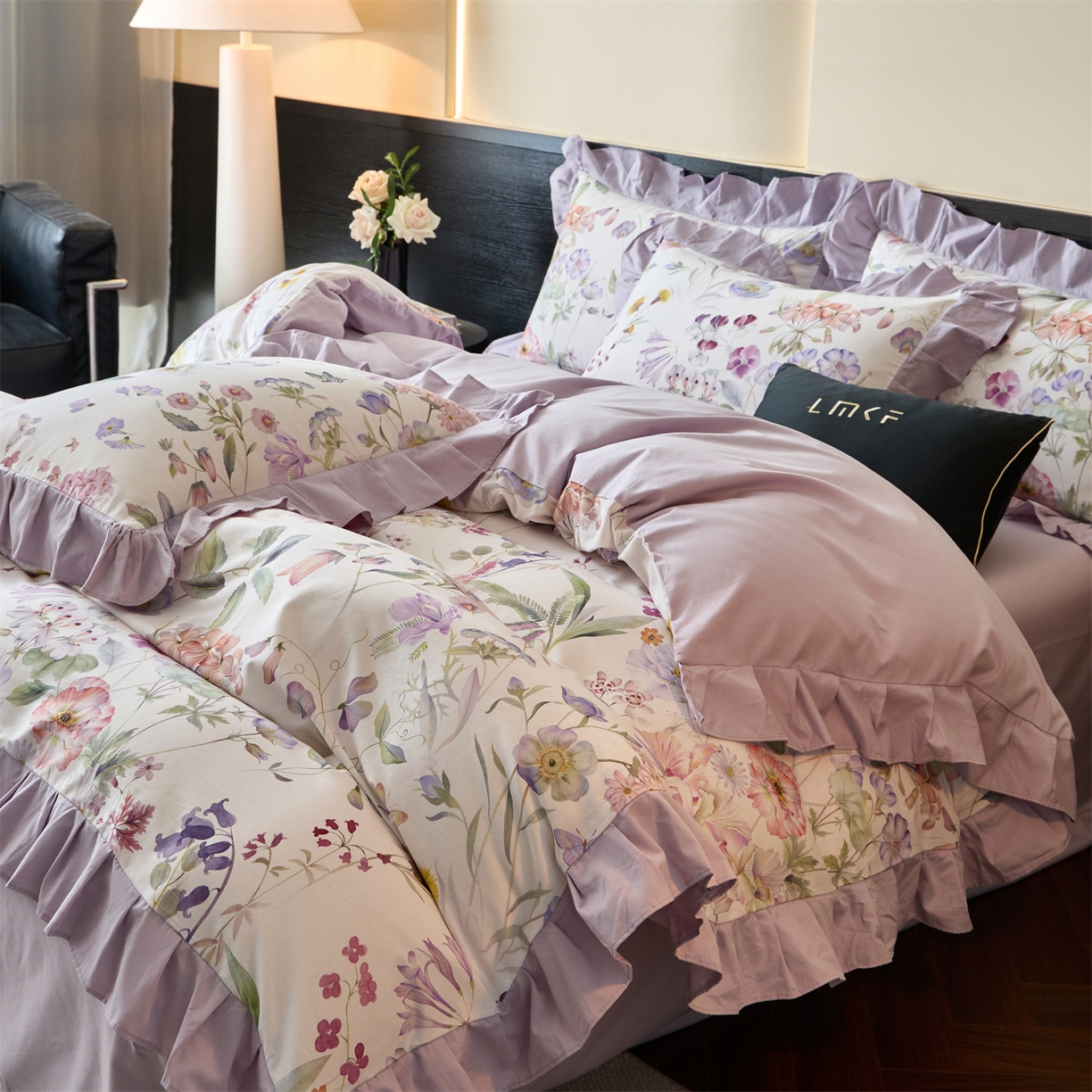 91家纺网 家纺一手货源 找家纺 蓝米卡夫 2025秋冬-全棉60支磨毛数码印花-花边款（礼盒包装）提供买家秀 琉璃紫韵