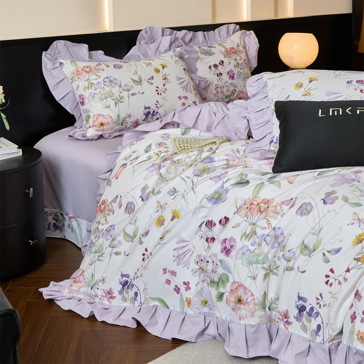 91家纺网 家纺一手货源 找家纺 蓝米卡夫 2025秋冬-全棉60支磨毛数码印花-花边款（礼盒包装）提供买家秀 琉璃紫韵