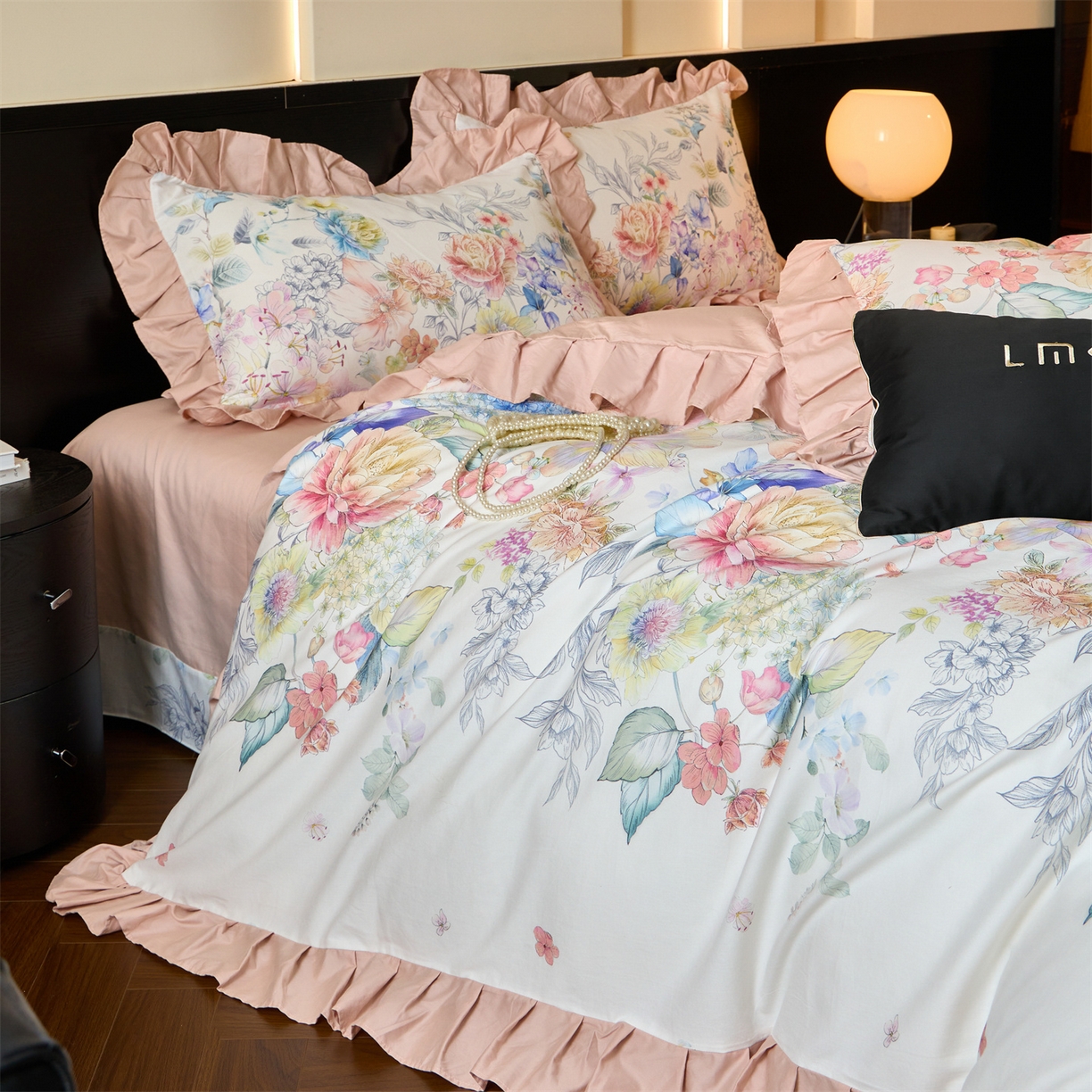 91家纺网 家纺一手货源 找家纺 蓝米卡夫 2025秋冬-全棉60支磨毛数码印花-花边款（礼盒包装）提供买家秀 秘境花海