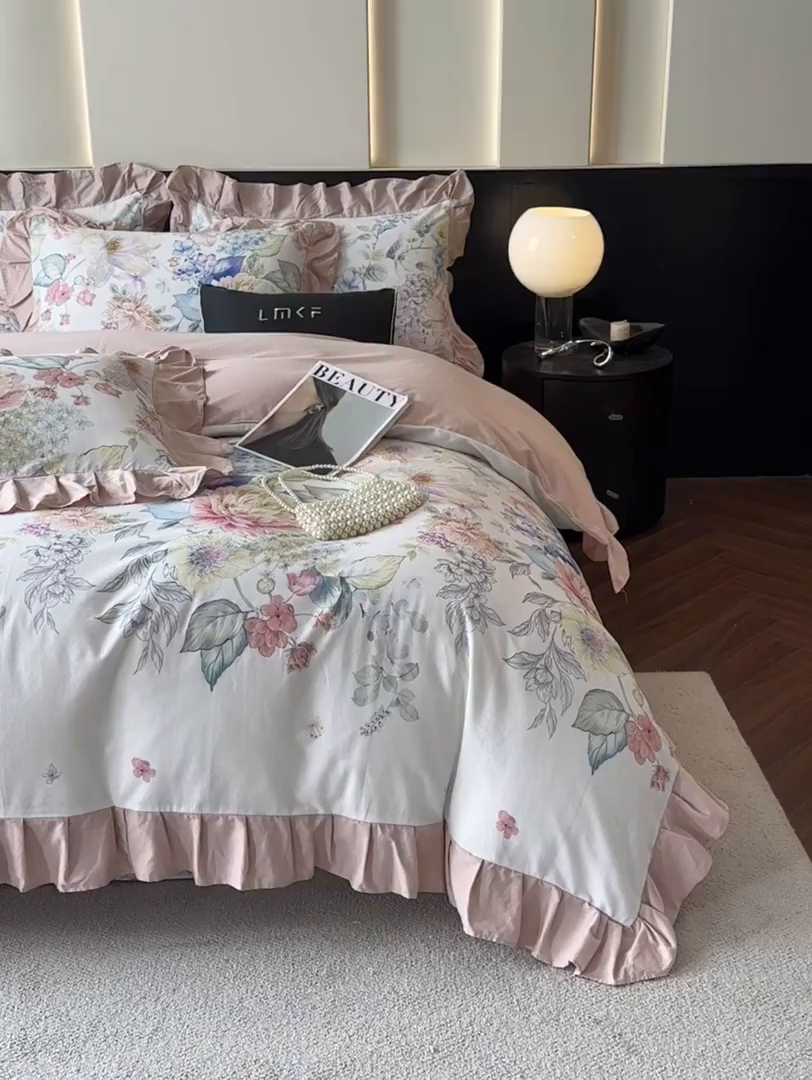 91家纺网 家纺一手货源 找家纺 蓝米卡夫 2025秋冬-全棉60支磨毛数码印花-花边款（礼盒包装）提供买家秀 秘境花海