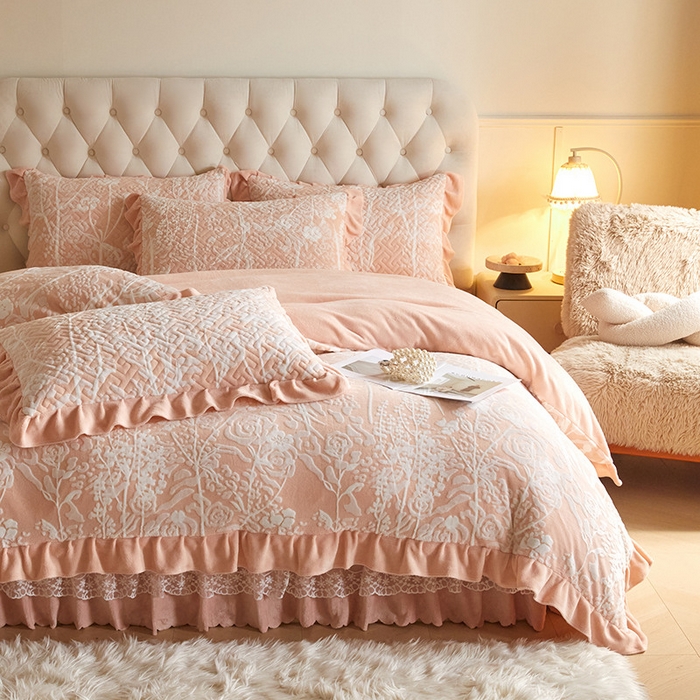 91家纺网 家纺一手货源 找家纺 畅畅家纺 2025新款11斤高克重新款韩版烂花牛奶绒冬季加厚床盖四件套系列 雾里看花-粉玉