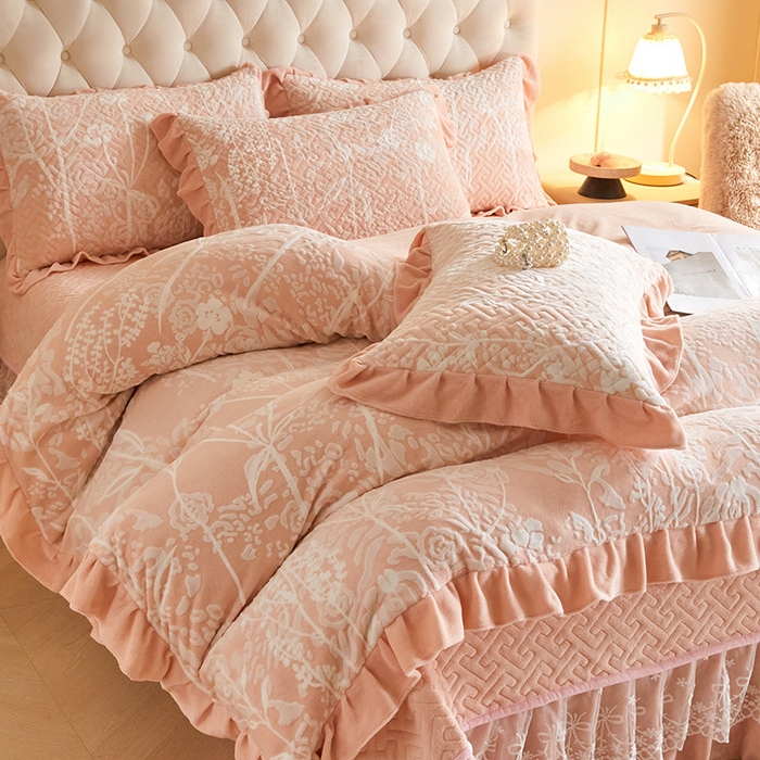 91家纺网 家纺一手货源 找家纺 畅畅家纺 2025新款11斤高克重新款韩版烂花牛奶绒冬季加厚床盖四件套系列 雾里看花-粉玉