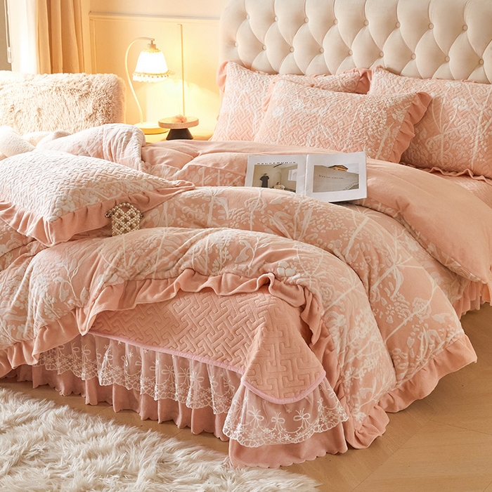 91家纺网 家纺一手货源 找家纺 畅畅家纺 2025新款11斤高克重新款韩版烂花牛奶绒冬季加厚床盖四件套系列 雾里看花-粉玉