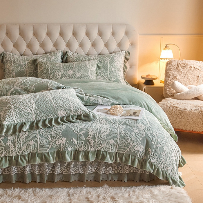 91家纺网 家纺一手货源 找家纺 畅畅家纺 2025新款11斤高克重新款韩版烂花牛奶绒冬季加厚床盖四件套系列 雾里看花-海藻青