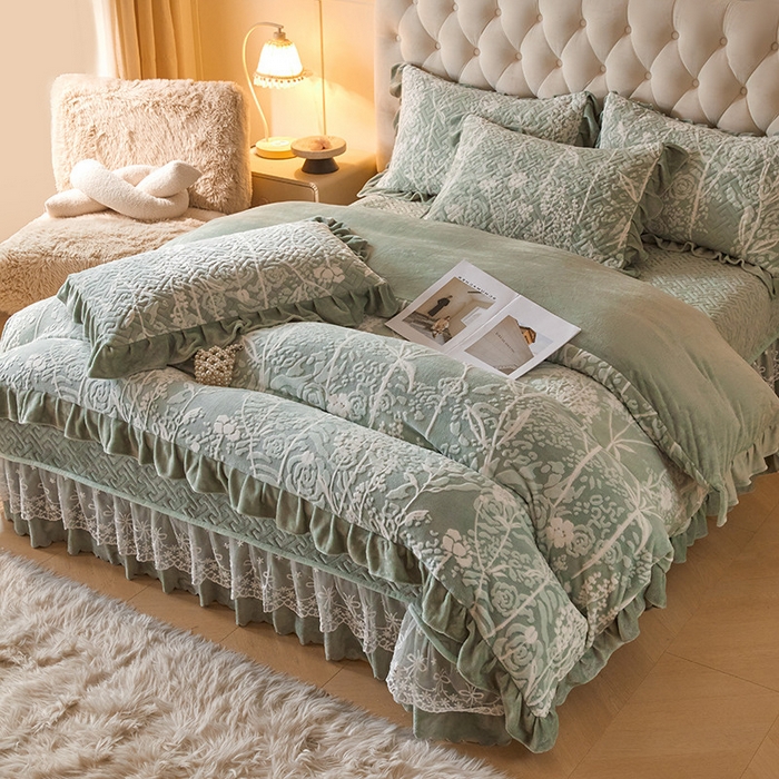 91家纺网 家纺一手货源 找家纺 畅畅家纺 2025新款11斤高克重新款韩版烂花牛奶绒冬季加厚床盖四件套系列 雾里看花-海藻青