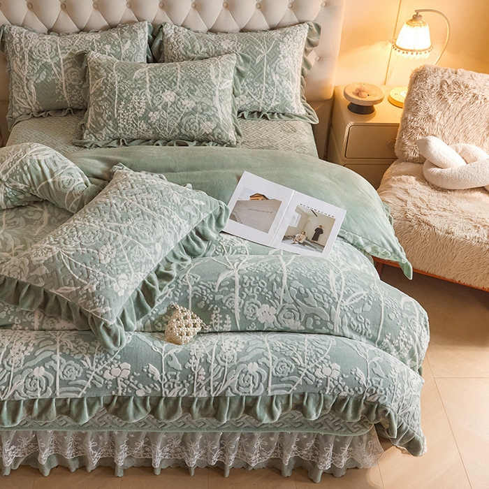 91家纺网 家纺一手货源 找家纺 畅畅家纺 2025新款11斤高克重新款韩版烂花牛奶绒冬季加厚床盖四件套系列 雾里看花-海藻青