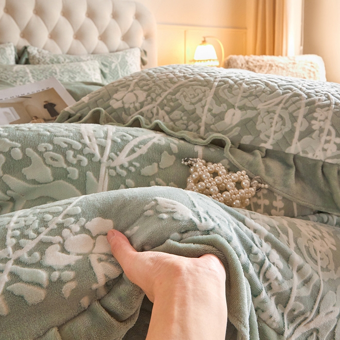 91家纺网 家纺一手货源 找家纺 畅畅家纺 2025新款11斤高克重新款韩版烂花牛奶绒冬季加厚床盖四件套系列 雾里看花-海藻青