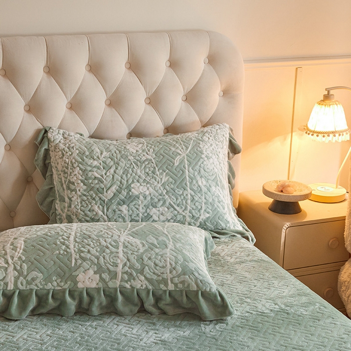 91家纺网 家纺一手货源 找家纺 畅畅家纺 2025新款11斤高克重新款韩版烂花牛奶绒冬季加厚床盖四件套系列 雾里看花-海藻青