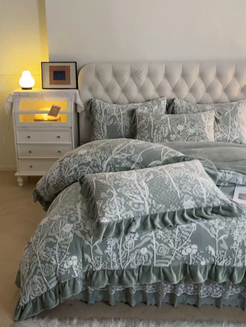 91家纺网 家纺一手货源 找家纺 畅畅家纺 2025新款11斤高克重新款韩版烂花牛奶绒冬季加厚床盖四件套系列 雾里看花-海藻青