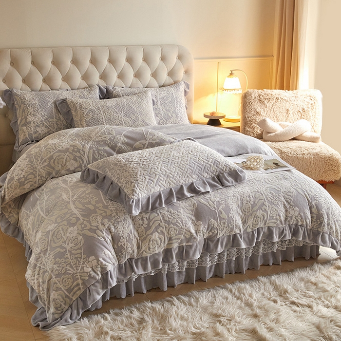 91家纺网 家纺一手货源 找家纺 畅畅家纺 2025新款11斤高克重新款韩版烂花牛奶绒冬季加厚床盖四件套系列 雾里看花-浅灰