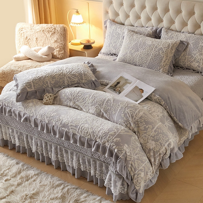 91家纺网 家纺一手货源 找家纺 畅畅家纺 2025新款11斤高克重新款韩版烂花牛奶绒冬季加厚床盖四件套系列 雾里看花-浅灰