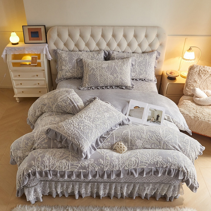 91家纺网 家纺一手货源 找家纺 畅畅家纺 2025新款11斤高克重新款韩版烂花牛奶绒冬季加厚床盖四件套系列 雾里看花-浅灰