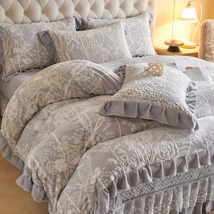 91家纺网 家纺一手货源 找家纺 畅畅家纺 2025新款11斤高克重新款韩版烂花牛奶绒冬季加厚床盖四件套系列 雾里看花-浅灰