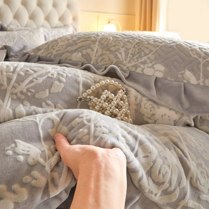 91家纺网 家纺一手货源 找家纺 畅畅家纺 2025新款11斤高克重新款韩版烂花牛奶绒冬季加厚床盖四件套系列 雾里看花-浅灰