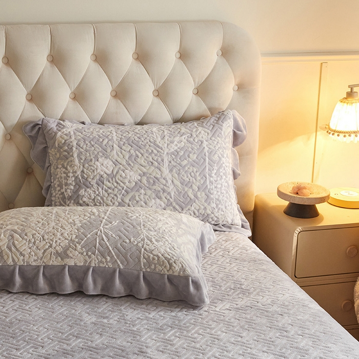 91家纺网 家纺一手货源 找家纺 畅畅家纺 2025新款11斤高克重新款韩版烂花牛奶绒冬季加厚床盖四件套系列 雾里看花-浅灰