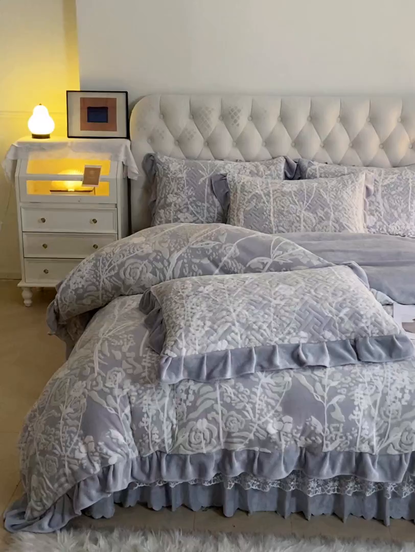 91家纺网 家纺一手货源 找家纺 畅畅家纺 2025新款11斤高克重新款韩版烂花牛奶绒冬季加厚床盖四件套系列 雾里看花-浅灰