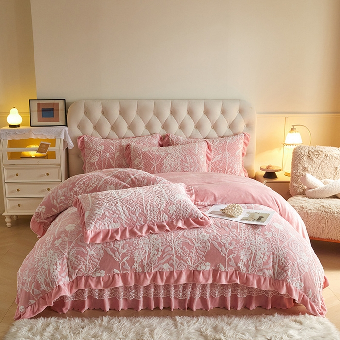 畅畅家纺 2025新款11斤高克重新款韩版烂花牛奶绒冬季加厚床盖四件套系列 雾里看花-桃粉