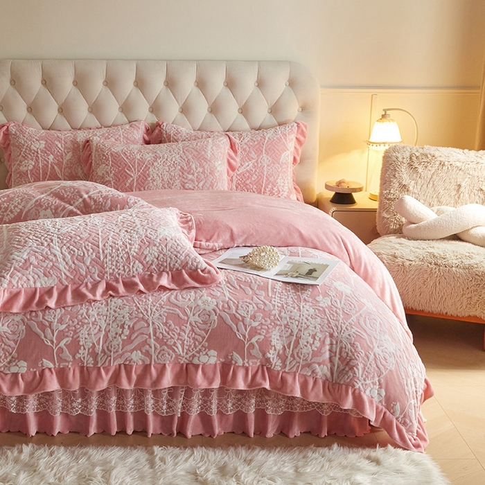 91家纺网 家纺一手货源 找家纺 畅畅家纺 2025新款11斤高克重新款韩版烂花牛奶绒冬季加厚床盖四件套系列 雾里看花-桃粉
