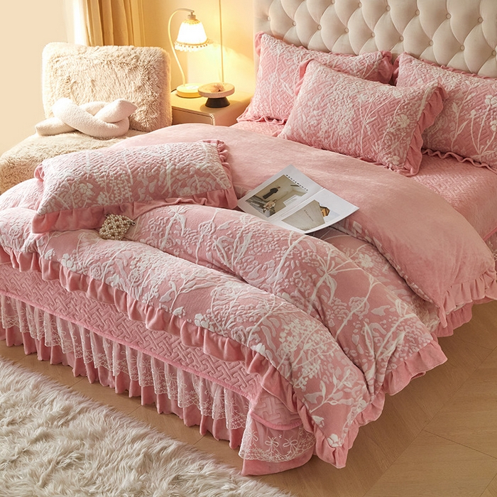 91家纺网 家纺一手货源 找家纺 畅畅家纺 2025新款11斤高克重新款韩版烂花牛奶绒冬季加厚床盖四件套系列 雾里看花-桃粉