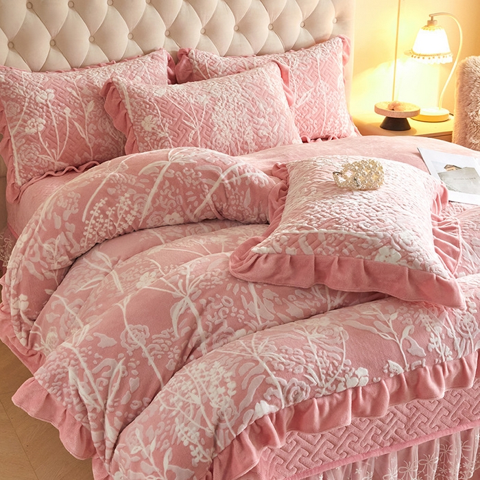 91家纺网 家纺一手货源 找家纺 畅畅家纺 2025新款11斤高克重新款韩版烂花牛奶绒冬季加厚床盖四件套系列 雾里看花-桃粉