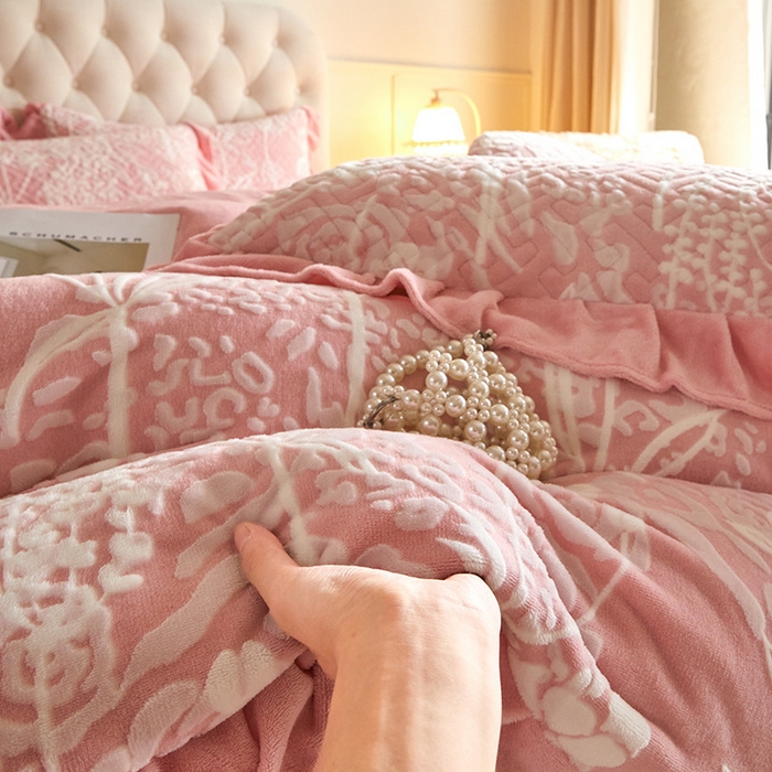 91家纺网 家纺一手货源 找家纺 畅畅家纺 2025新款11斤高克重新款韩版烂花牛奶绒冬季加厚床盖四件套系列 雾里看花-桃粉