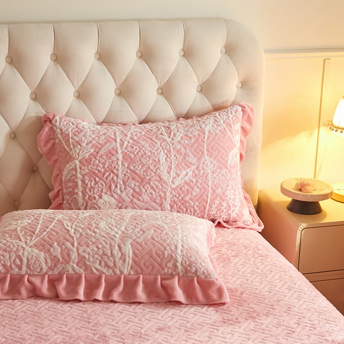 91家纺网 家纺一手货源 找家纺 畅畅家纺 2025新款11斤高克重新款韩版烂花牛奶绒冬季加厚床盖四件套系列 雾里看花-桃粉