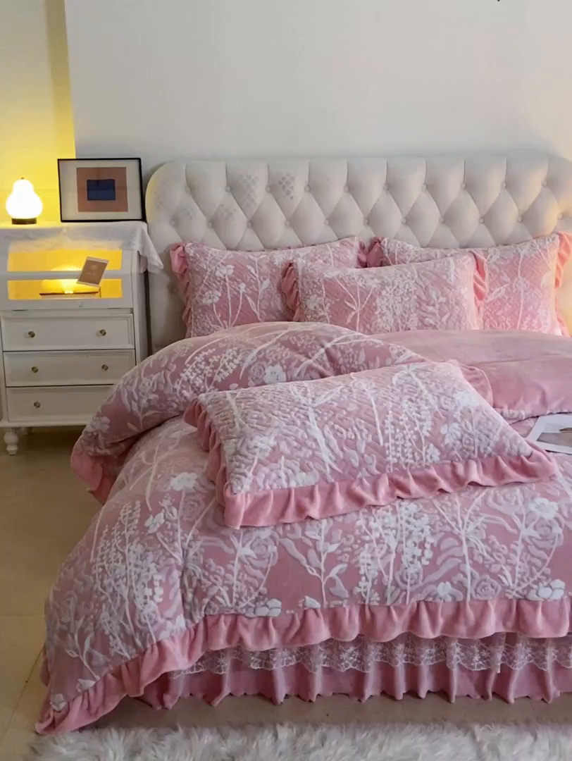 91家纺网 家纺一手货源 找家纺 畅畅家纺 2025新款11斤高克重新款韩版烂花牛奶绒冬季加厚床盖四件套系列 雾里看花-桃粉