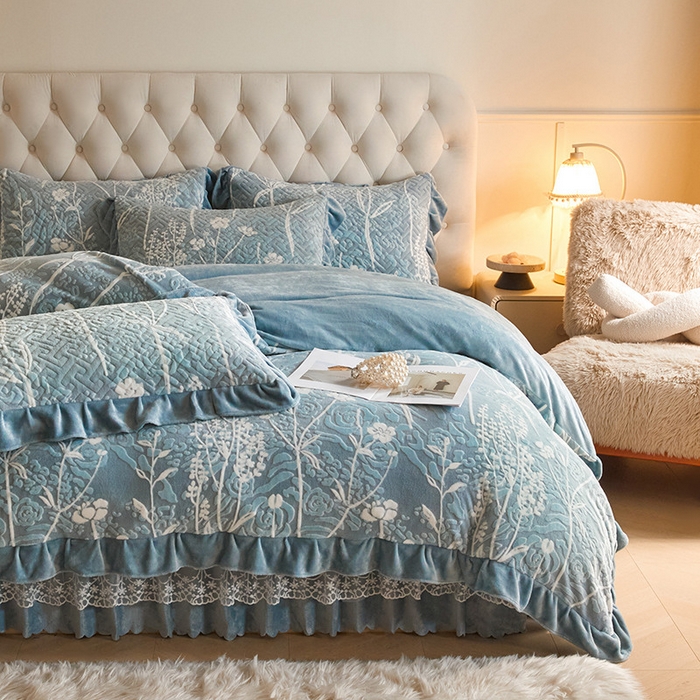 91家纺网 家纺一手货源 找家纺 畅畅家纺 2025新款11斤高克重新款韩版烂花牛奶绒冬季加厚床盖四件套系列 雾里看花-雾蓝