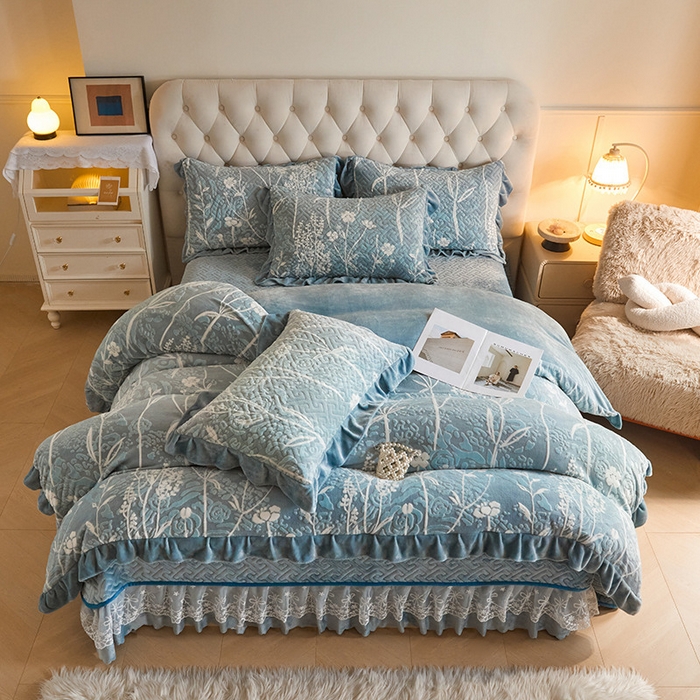 91家纺网 家纺一手货源 找家纺 畅畅家纺 2025新款11斤高克重新款韩版烂花牛奶绒冬季加厚床盖四件套系列 雾里看花-雾蓝