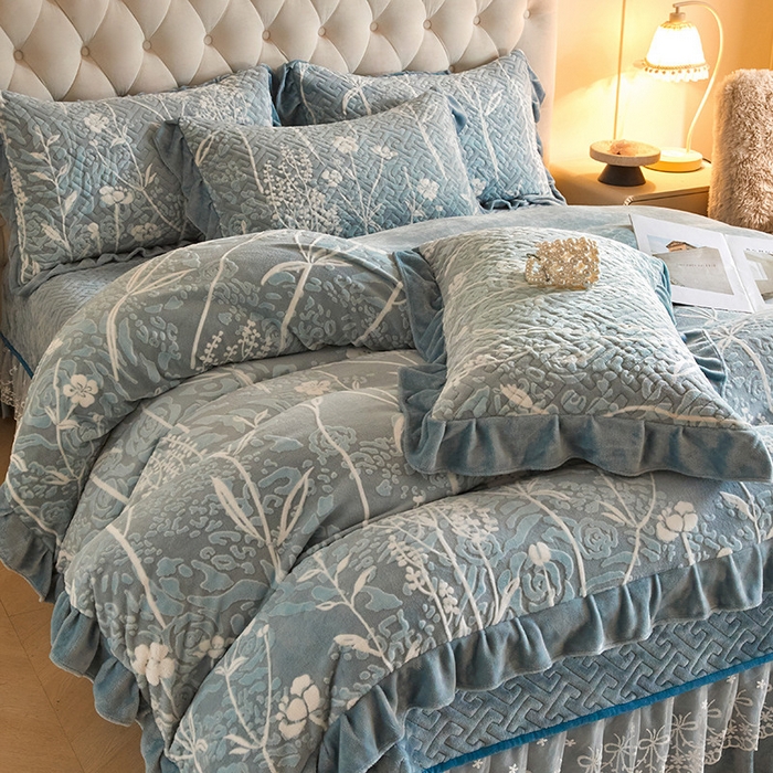 91家纺网 家纺一手货源 找家纺 畅畅家纺 2025新款11斤高克重新款韩版烂花牛奶绒冬季加厚床盖四件套系列 雾里看花-雾蓝