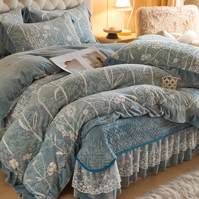 91家纺网 家纺一手货源 找家纺 畅畅家纺 2025新款11斤高克重新款韩版烂花牛奶绒冬季加厚床盖四件套系列 雾里看花-雾蓝