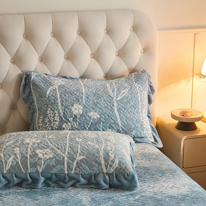 91家纺网 家纺一手货源 找家纺 畅畅家纺 2025新款11斤高克重新款韩版烂花牛奶绒冬季加厚床盖四件套系列 雾里看花-雾蓝